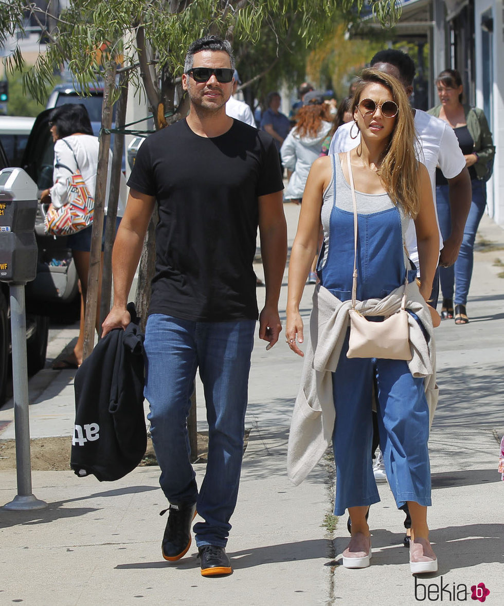 Jessica Alba luce embarazo con Cash Warren de paseo