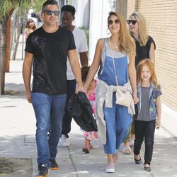 Jessica Alba pasea de la mano de Cash Warren y con su hija Haven