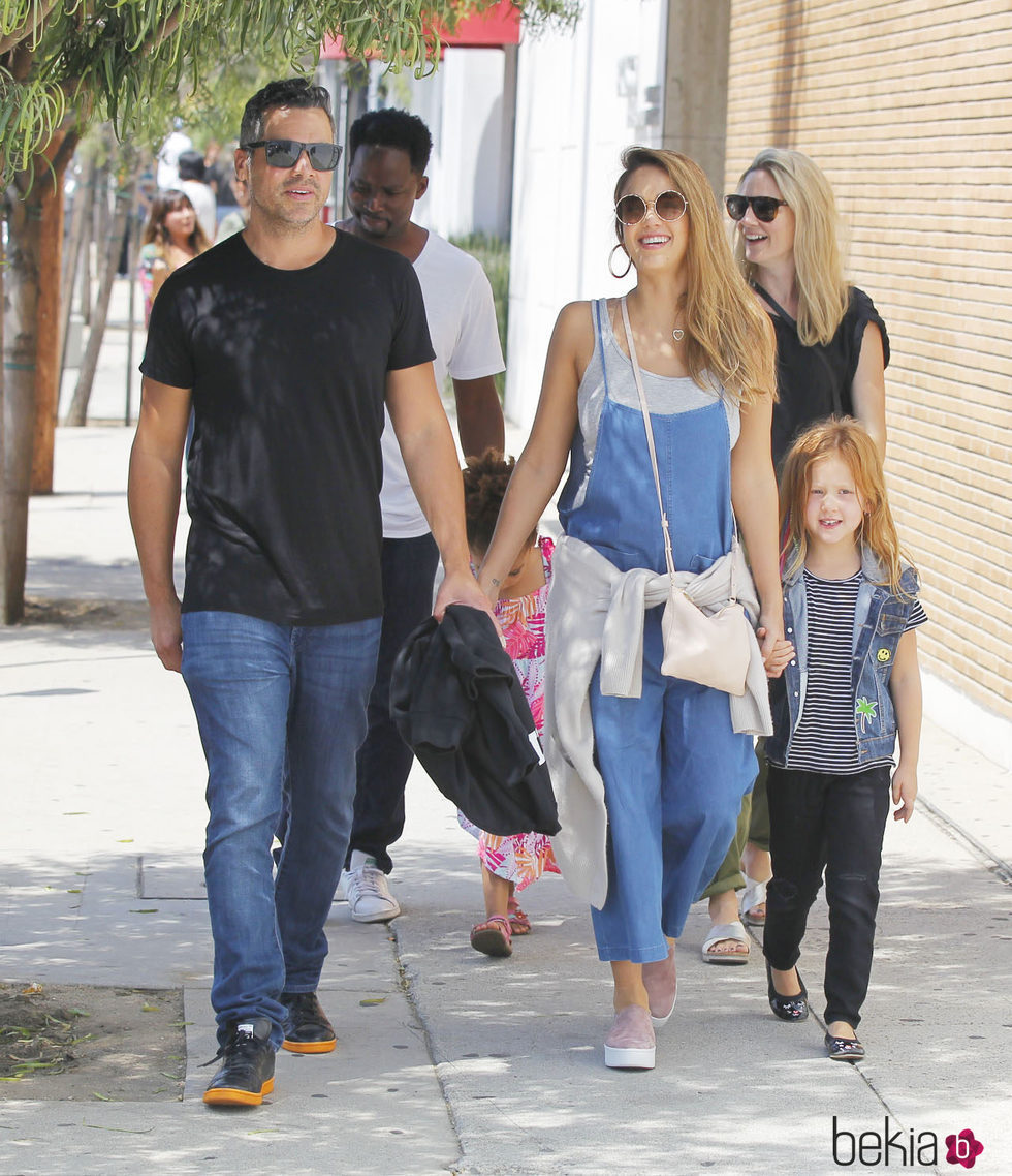 Jessica Alba pasea de la mano de Cash Warren y con su hija Haven