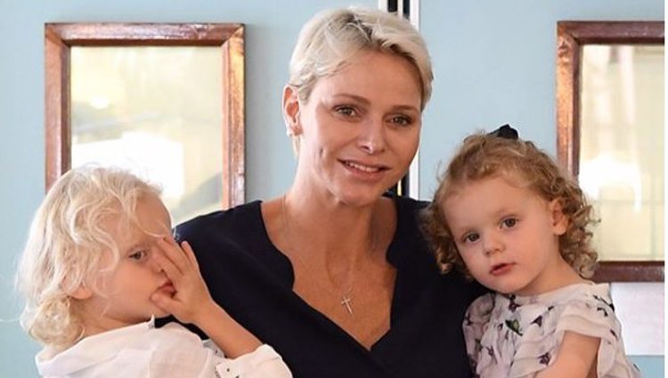 La Princesa Charlene de Mónaco con Jacques y Gabriella en un acto oficial