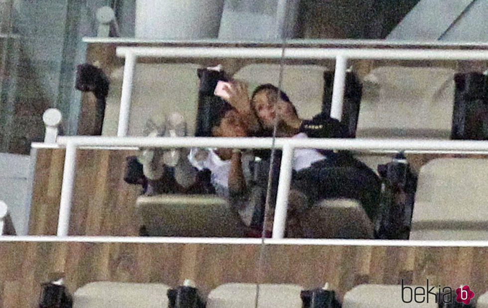 Cristiano Ronaldo Junio y Georgina Rodríguez se hacen una selfie durante un partido