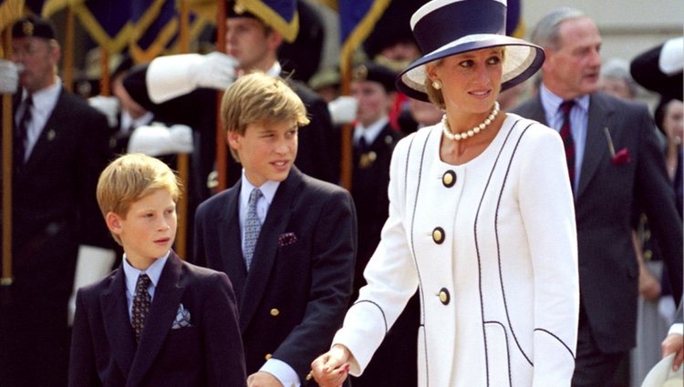 Lady Di con un traje blanco de chaqueta y falda