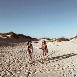 Dulceida y su mujer Alba Paul en una playa de Formentera