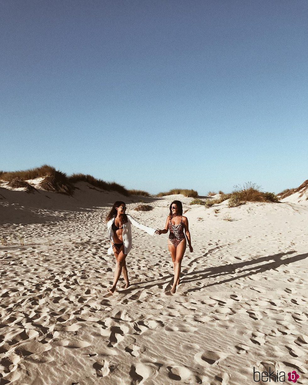 Dulceida y su mujer Alba Paul en una playa de Formentera