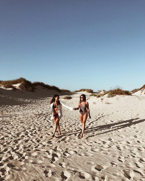 Dulceida y su mujer Alba Paul en una playa de Formentera