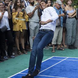 Rafa Nadal se resbala durante un partido de bádminton