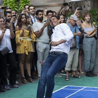 Rafa Nadal se resbala durante un partido de bádminton