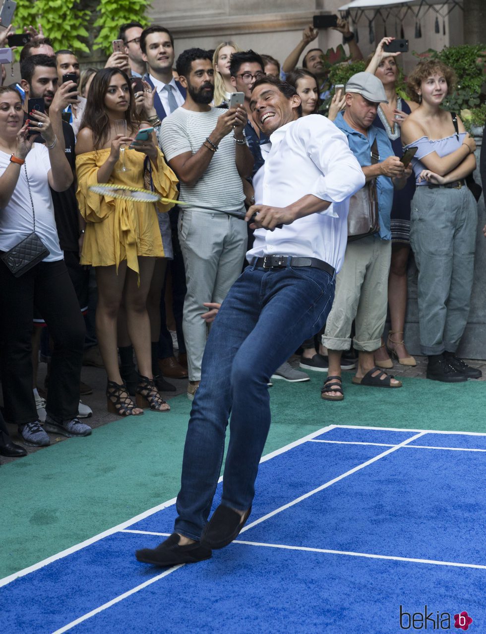 Rafa Nadal se resbala durante un partido de bádminton