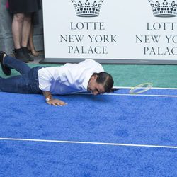 Rafa Nadal, en el suelo tras un partido de bádminton