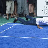 Rafa Nadal, en el suelo tras un partido de bádminton