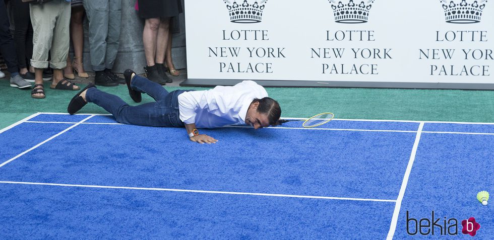 Rafa Nadal, en el suelo tras un partido de bádminton