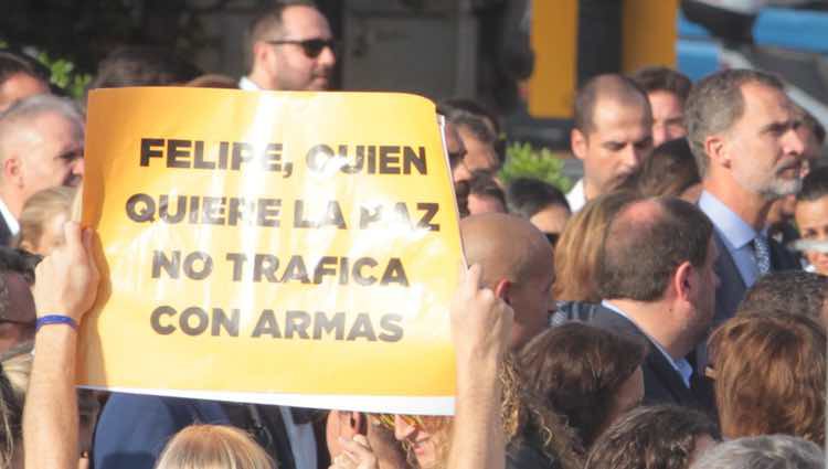 Pancartas en contra del Rey Felipe en la manifestación antiterrorista de Barcelona