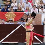 José Ortega Cano brindando el toro durante su última corrida antes de cortarse la coleta