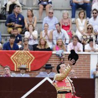 José Ortega Cano brindando el toro durante su última corrida antes de cortarse la coleta