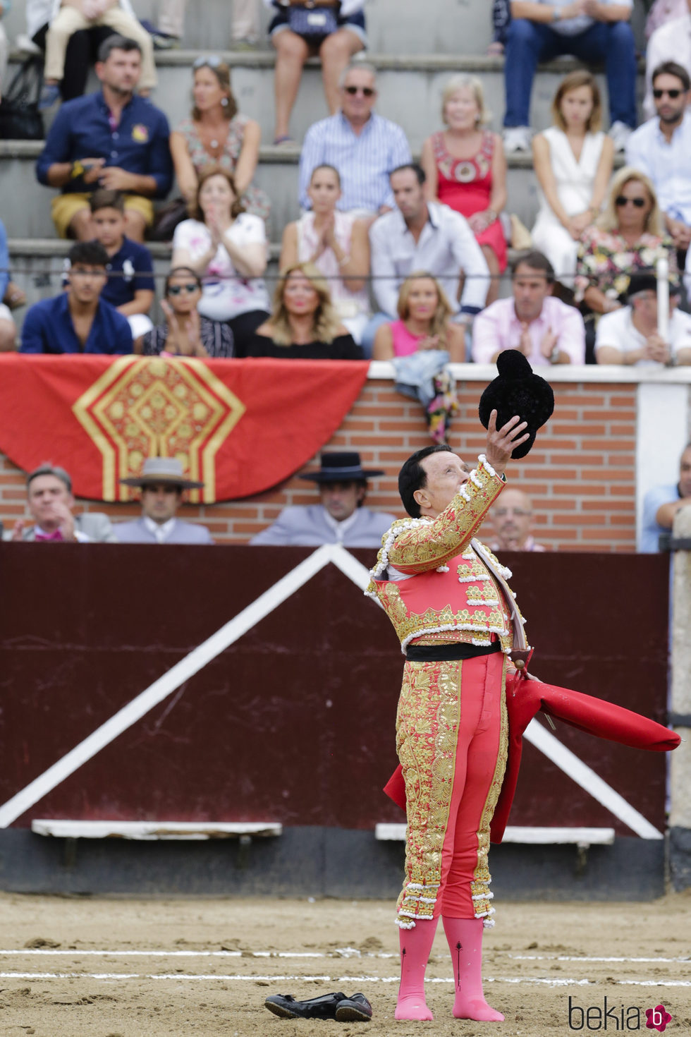 José Ortega Cano brindando el toro durante su última corrida antes de cortarse la coleta