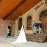 Alberto Garzón y su pareja Anna Ruiz se encuentran a las puertas de la bodega en la que tendría lugar la boda