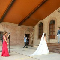 Alberto Garzón y su pareja Anna Ruiz se encuentran a las puertas de la bodega en la que tendría lugar la boda