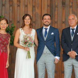 Alberto Garzón y su padre y su mujer Anna Ruiz y su madre antes de la boda en Ceniceros