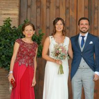 Alberto Garzón y su padre y su mujer Anna Ruiz y su madre antes de la boda en Ceniceros