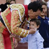 José Ortega Cano besando a su hijo José María en su corrida de toros de despedida