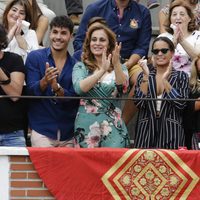 Kiko Jiménez, Ana María Aldón y Gloria Camila aplaudiendo a José Ortega Cano en su corrida de despedida