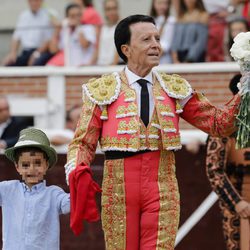 José Ortega Cano dando la vuelta al ruedo con su hijo José María en su corrida de toros de despedida