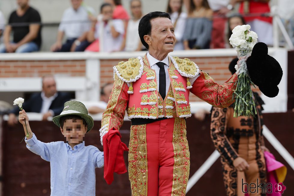 José Ortega Cano dando la vuelta al ruedo con su hijo José María en su corrida de toros de despedida