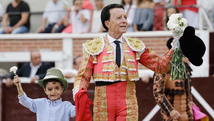 José Ortega Cano dando la vuelta al ruedo con su hijo José María en su corrida de toros de despedida