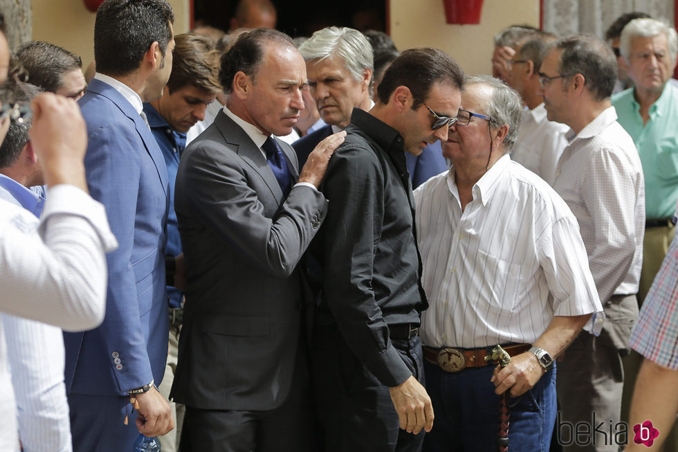 Enrique Ponce, muy apenado durante el funeral de Dámaso González