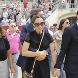 Juan Peña abraza a su mujer Sonia González en el funeral de Dámaso González