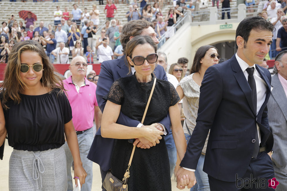 Juan Peña abraza a su mujer Sonia González en el funeral de Dámaso González