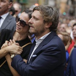 Juan Peña y su mujer Sonia González en el funeral de Dámaso González