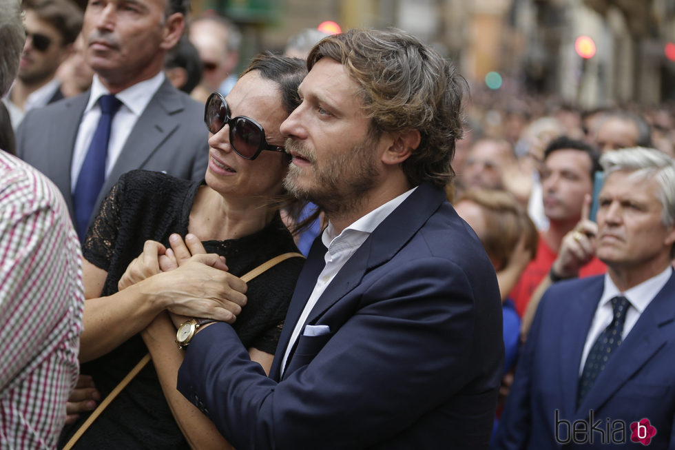 Juan Peña y su mujer Sonia González en el funeral de Dámaso González