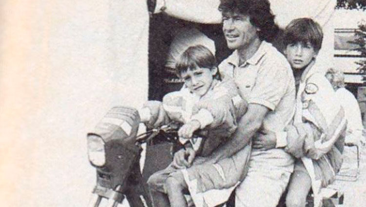 Ángel Nieto en una moto con sus hijos Gelete y Pablo