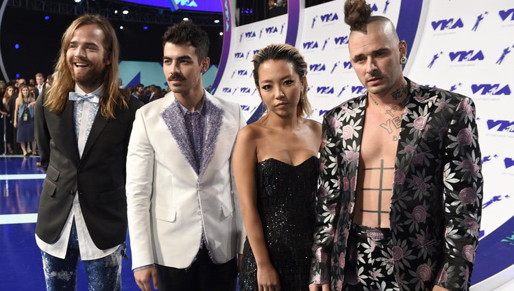 Joe Jonas y su banda DNCE en los MTV VMA 2017