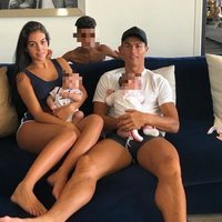 Cristiano Ronaldo con sus hijos Eva, Mateo y Cristiano Ronaldo Junior acompañados por Georgina Rodríguez