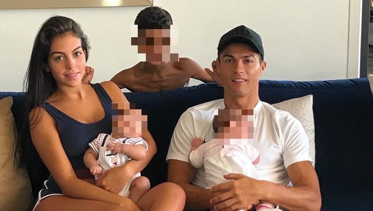 Cristiano Ronaldo con sus hijos Eva, Mateo y Cristiano Ronaldo Junior acompañados por Georgina Rodríguez