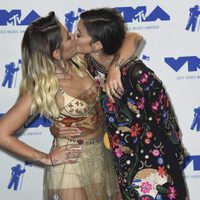 Paris Jackson besa a Caroline D'Amore en los MTV VMA 2017