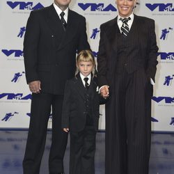 Pink y Carey Hart con su hija Willow en los MTV VMA 2017