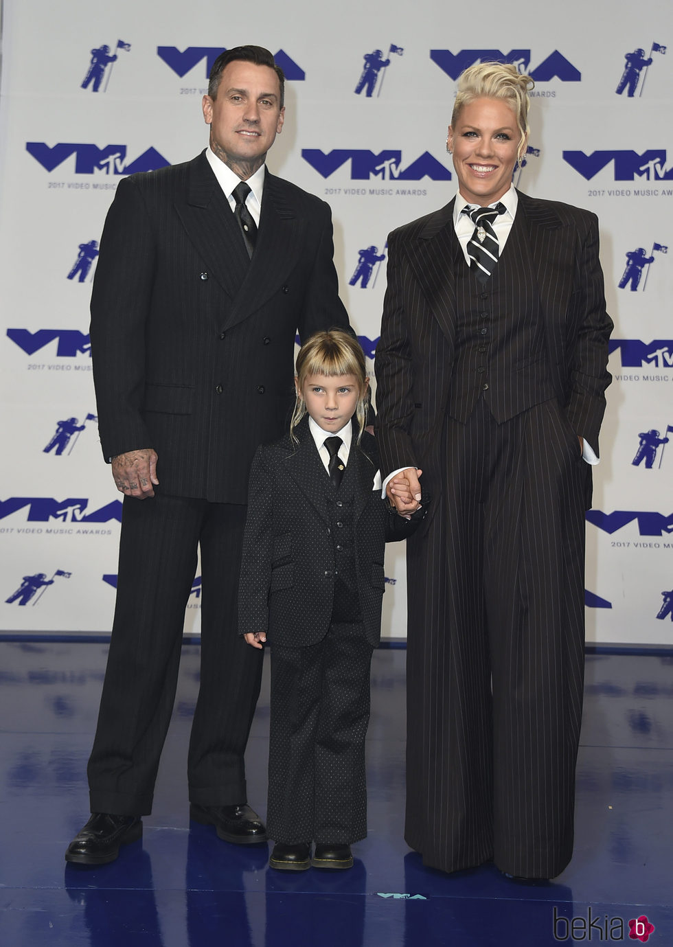 Pink y Carey Hart con su hija Willow en los MTV VMA 2017