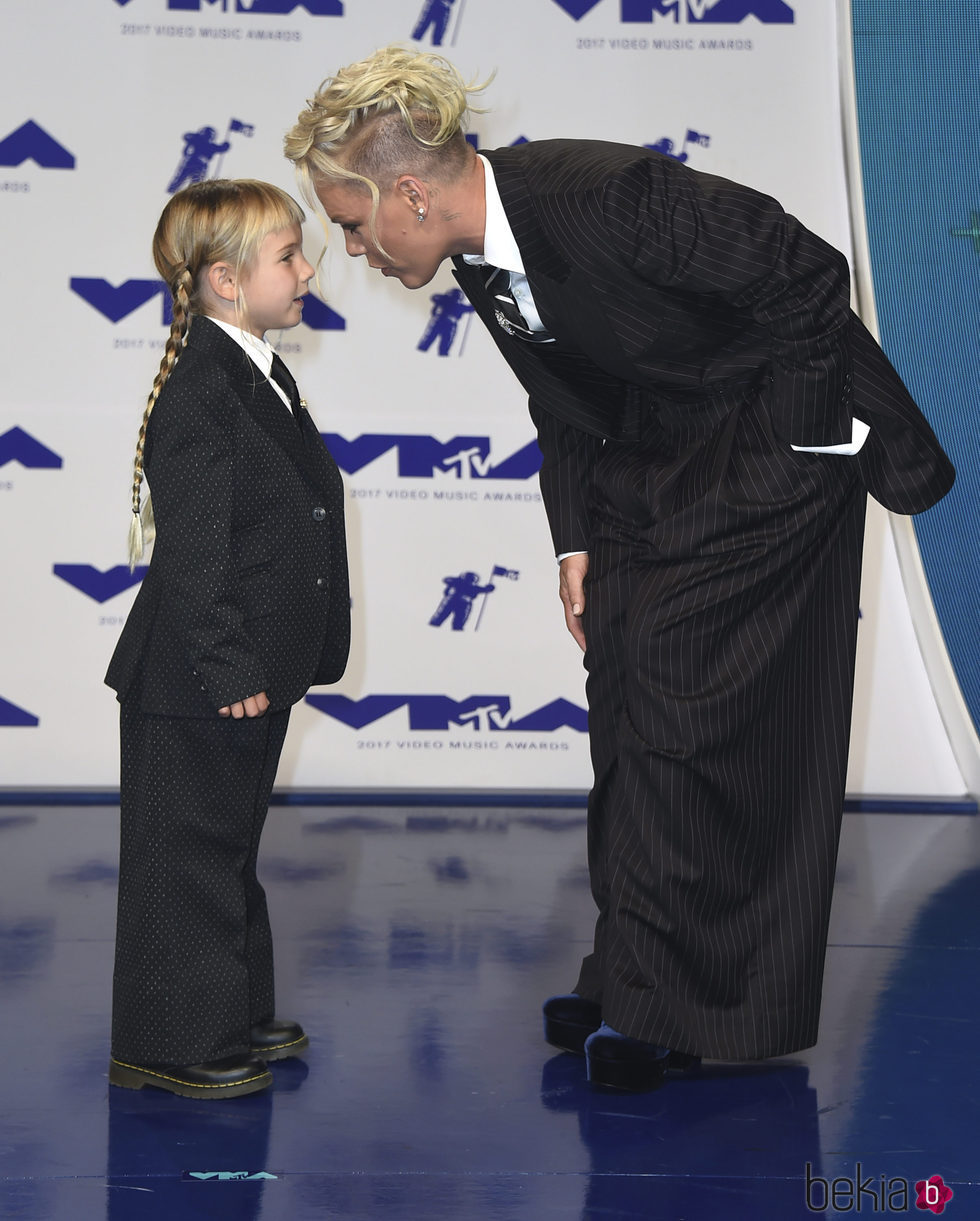 Pink con su hija Willow en los MTV VMA 2017