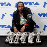 Kendrick Lamar con sus premios en los MTV VMA 2017