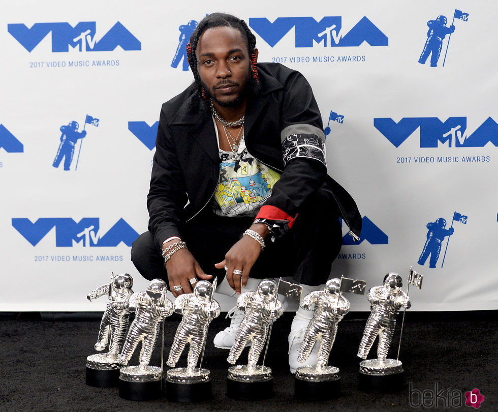 Kendrick Lamar con sus premios en los MTV VMA 2017