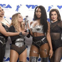 Fifth Harmony con su premio en los MTV VMA 2017