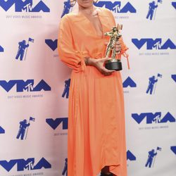 Pink con su premio en los MTV VMA 2017