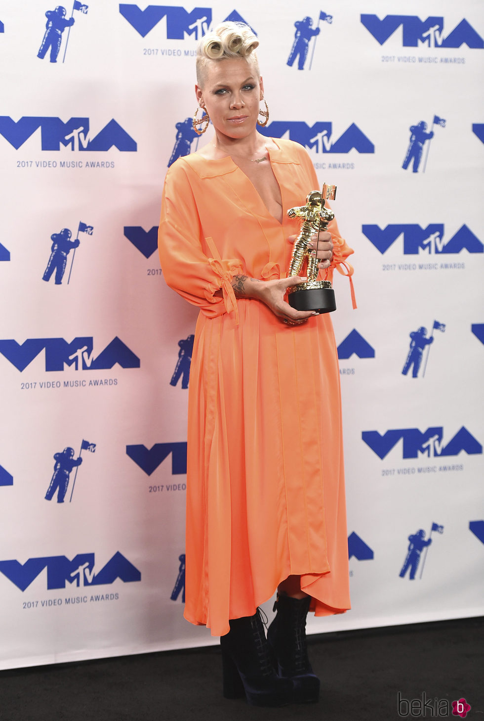 Pink con su premio en los MTV VMA 2017