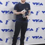 Ed Sheeran con su premio en los MTV VMA 2017