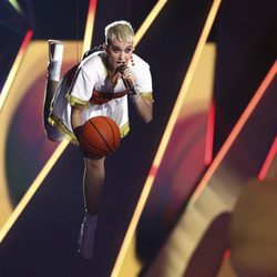 Katy Perry con un balón de baloncesto en la gala de los MTV VMA 2017