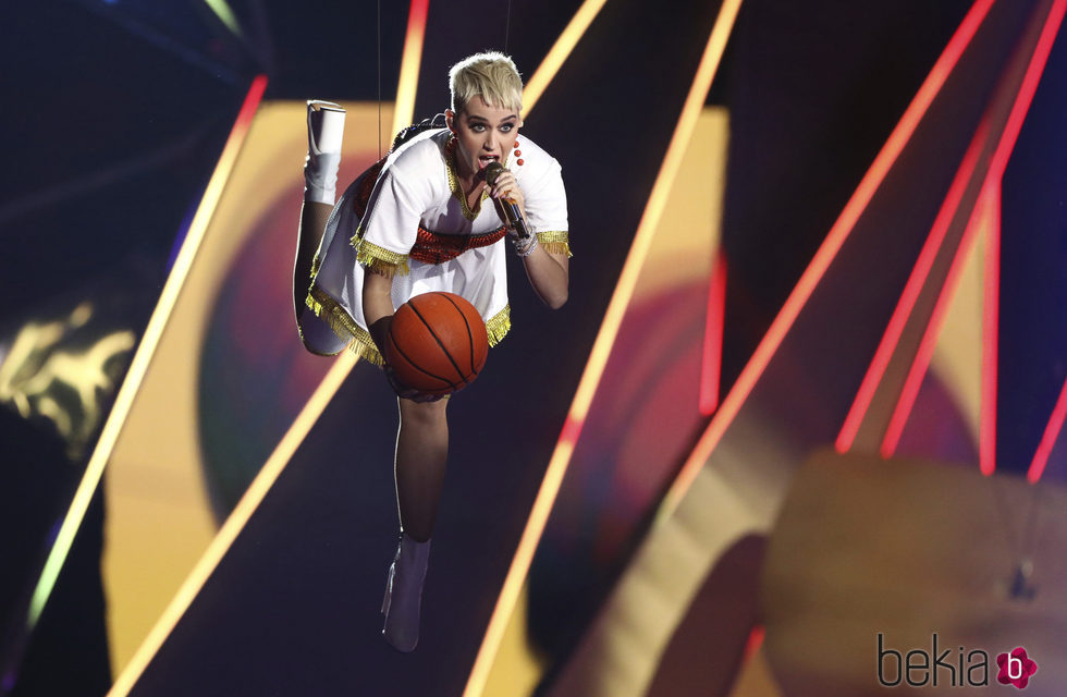 Katy Perry con un balón de baloncesto en la gala de los MTV VMA 2017