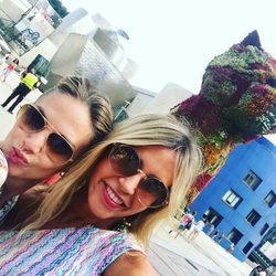 Genoveva Casanova de vacaciones con una amiga en Bilbao